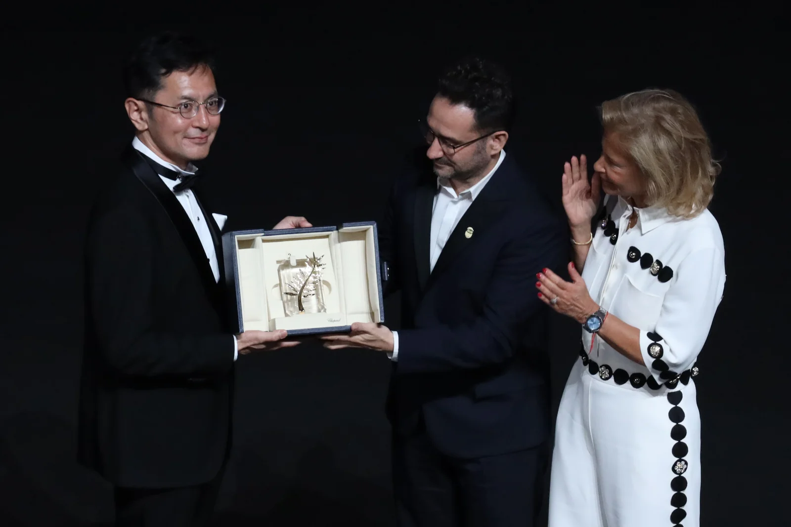 Goro Miyazaki recevant la Palme d'or d'honneur du Studio Ghibli à Cannes en mai 2024