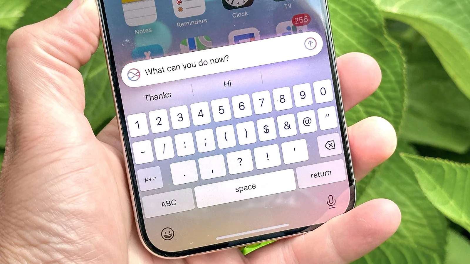 iPhone affichant l'interface Siri repensée pour iOS 27