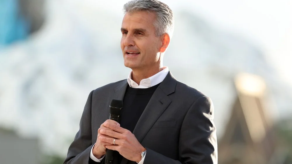 Josh D'Amaro, nouveau PDG de Disney depuis le 18 mars 2026, lors d'une intervention publique aux Disney Parks