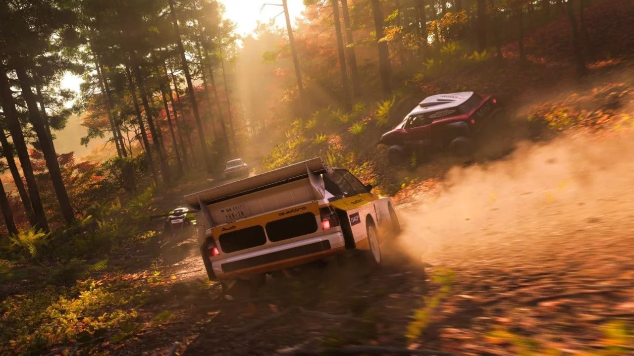 Rally en Audi Quattro et hot hatch dans une forêt automnale au coucher du soleil dans Forza Horizon 6