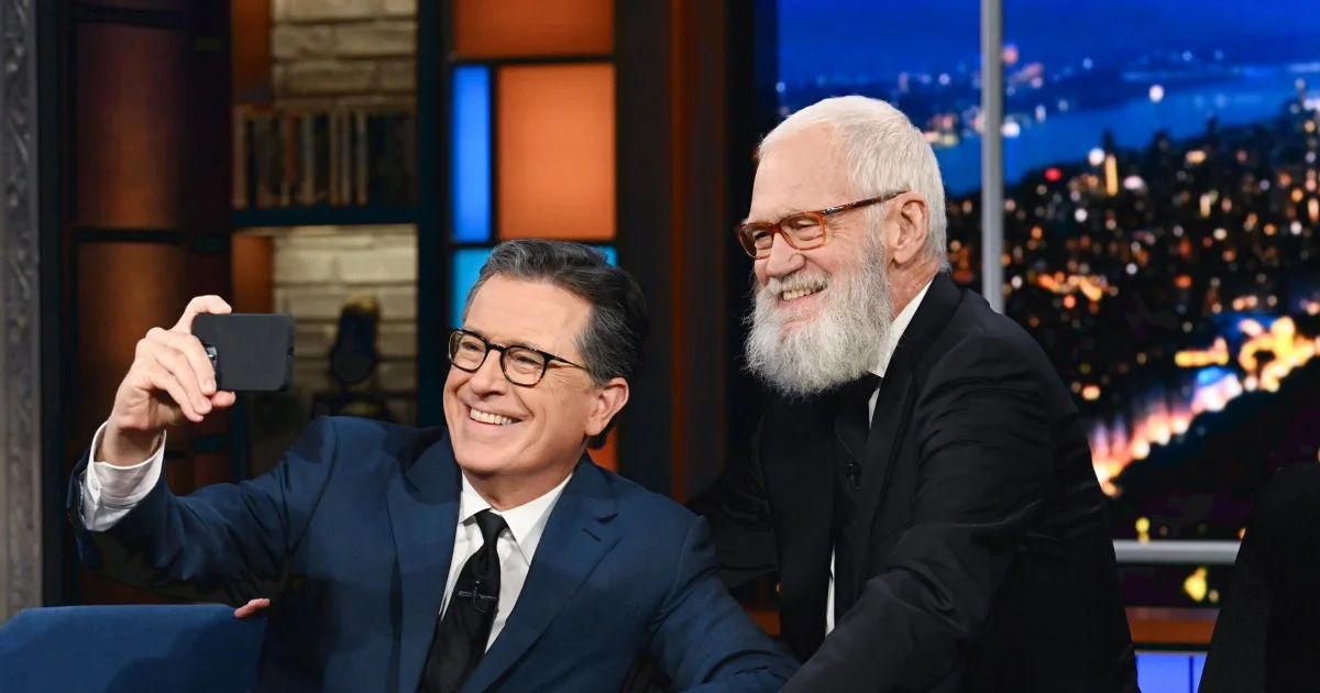 Stephen Colbert et David Letterman en selfie sur le plateau du Late Show, deux générations de l'animation late-night américaine