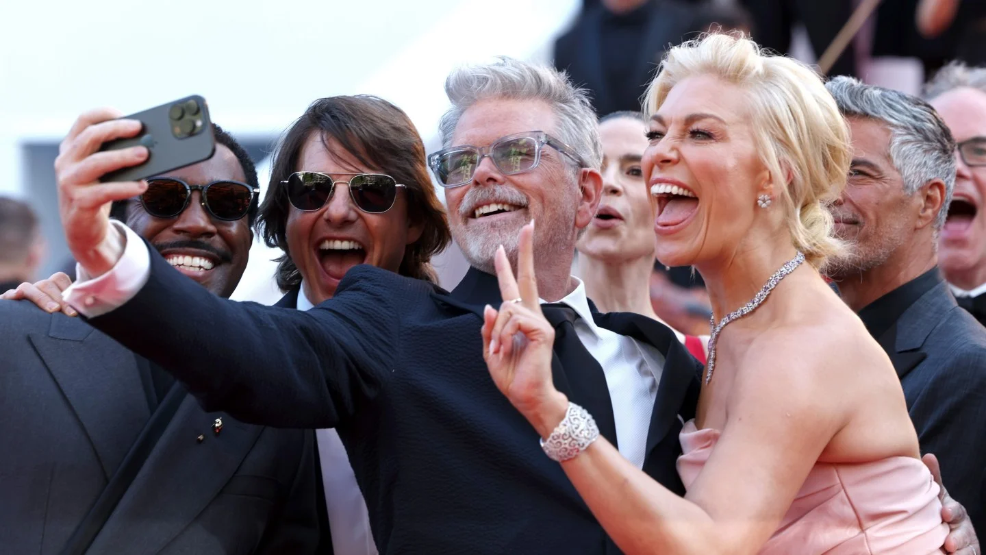 Tom Cruise prend un selfie au tapis rouge cannois avec McQuarrie, Hayley Atwell et les acteurs Mission Impossible Final Reckoning