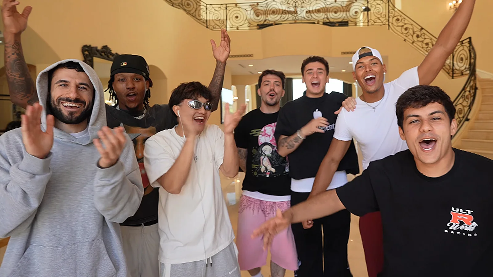 Les six membres du collectif CORE célèbrent dans leur villa de Los Angeles