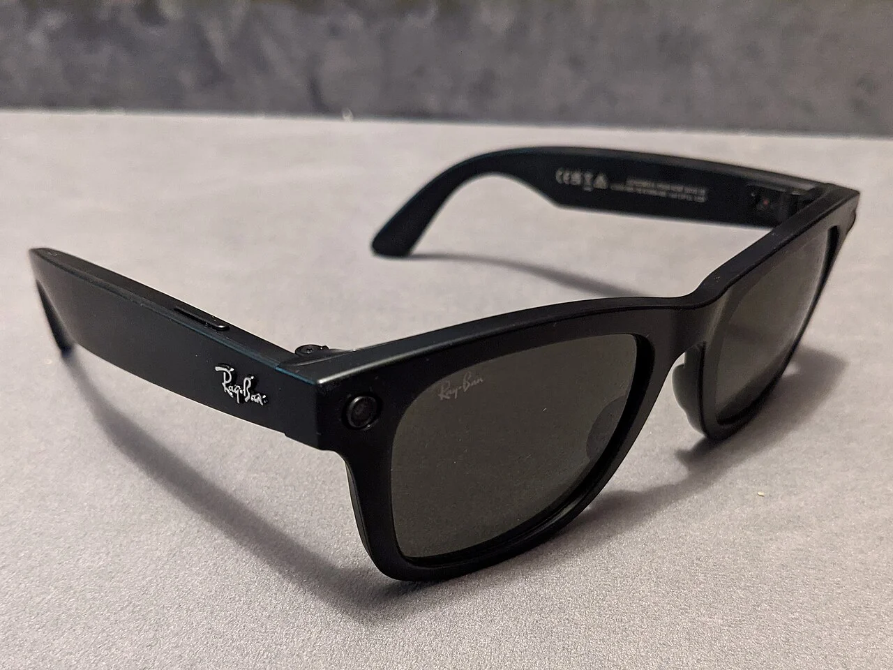 Lunettes connectées de type Ray-Ban Meta, symbole de la vague des wearables IA de 2026