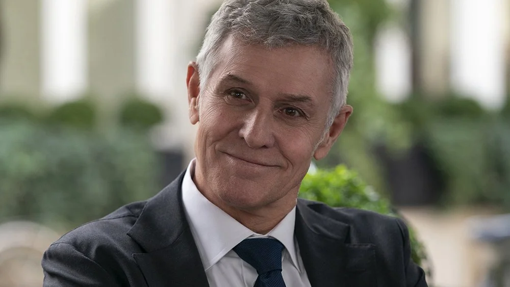 Pierre Deny dans le rôle de Louis de Léon, PDG de JVMA, dans la série Emily in Paris