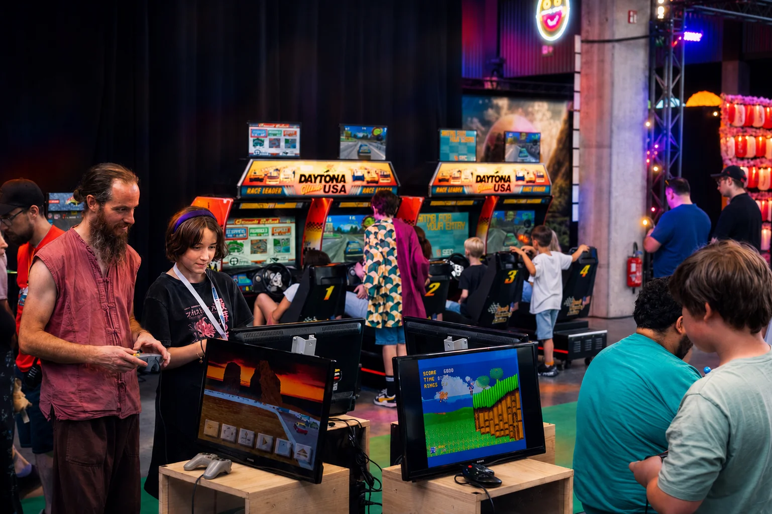 Bornes d'arcade rétrogaming (Daytona USA, Sonic) à XP Multiverse Tournai, où petits et grands rejouent aux classiques