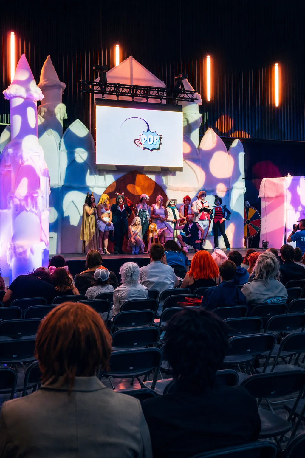 La grande scène centrale de XP Multiverse Tournai pendant un défilé cosplay, devant le public
