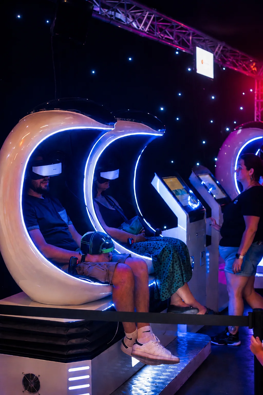 Cocons de réalité virtuelle illuminés de néons bleus à XP Multiverse Tournai