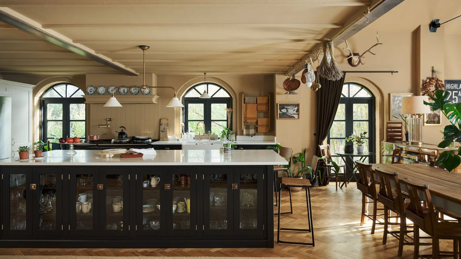 Intérieur chaleureux aux tons crème et bois, espace de vie cocooning typique de la soft life 2026