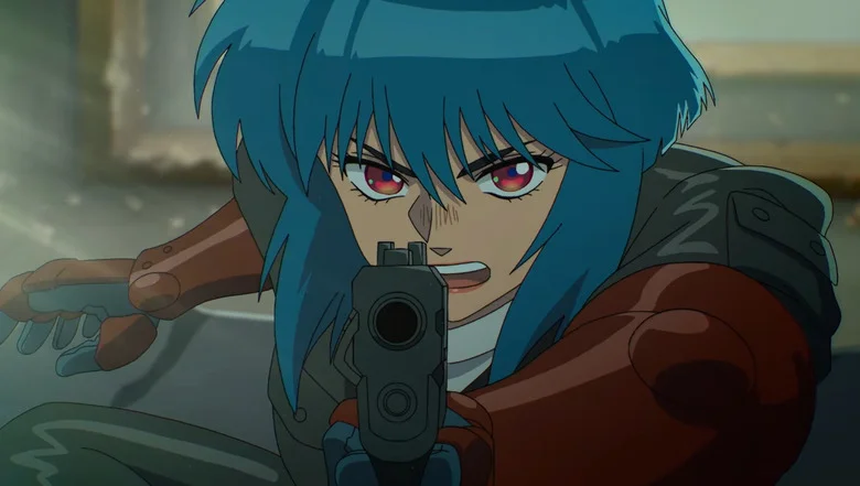 Major Motoko Kusanagi pointe son arme dans une scène de l'anime Ghost in the Shell de Science Saru, baignée d'une lumière chaude orangée