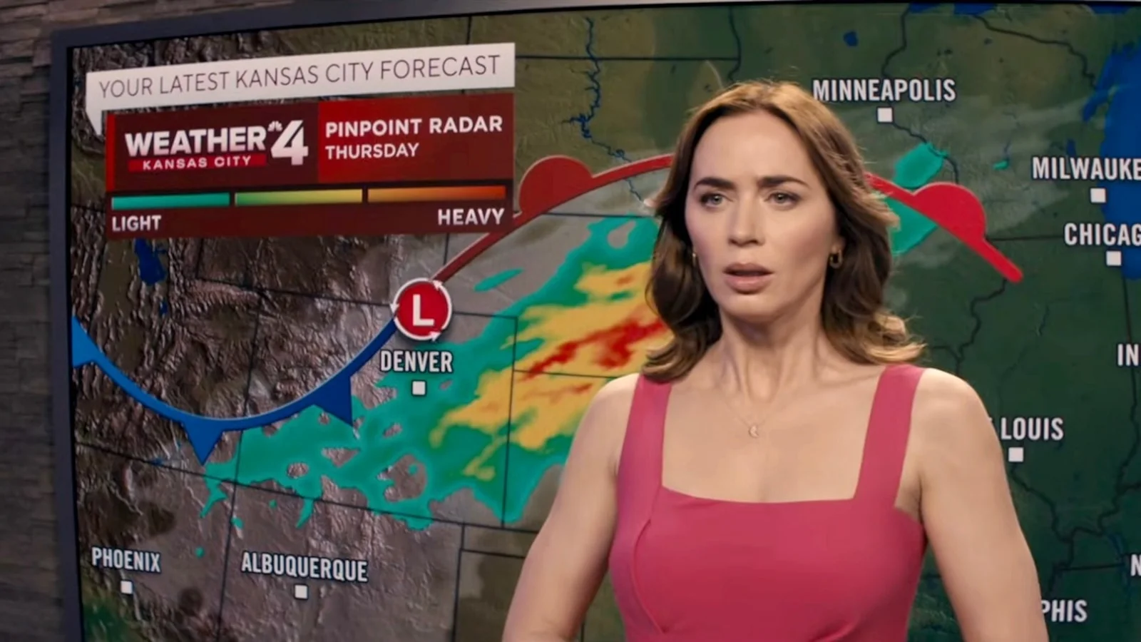 Emily Blunt et Josh O'Connor, électrodes sur le front, dans une scène de Disclosure Day