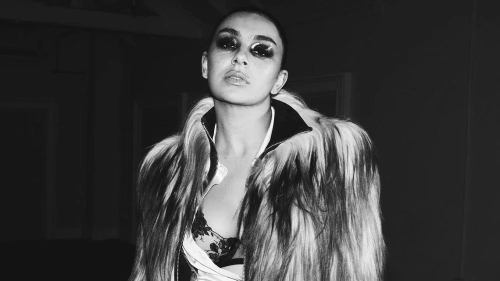Charli XCX sort de l'ère Brat : nouvel album Music Fashion Film le 24 juillet