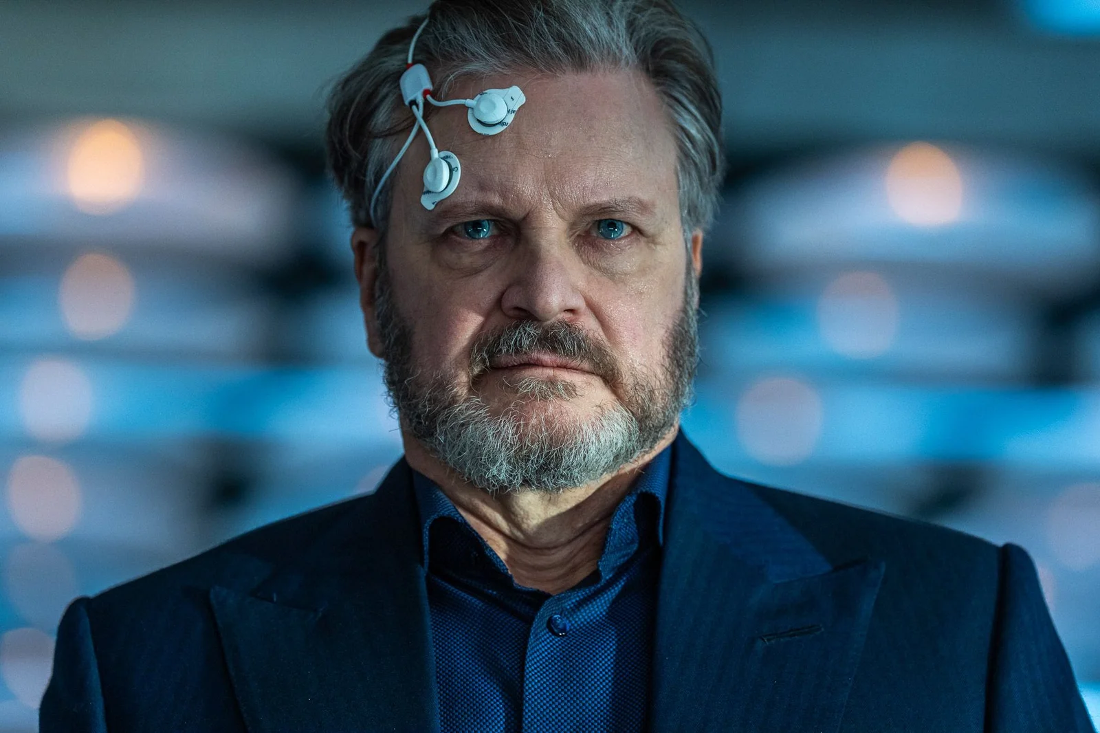 Colin Firth, un capteur sur le front, dans une scène de Disclosure Day de Steven Spielberg