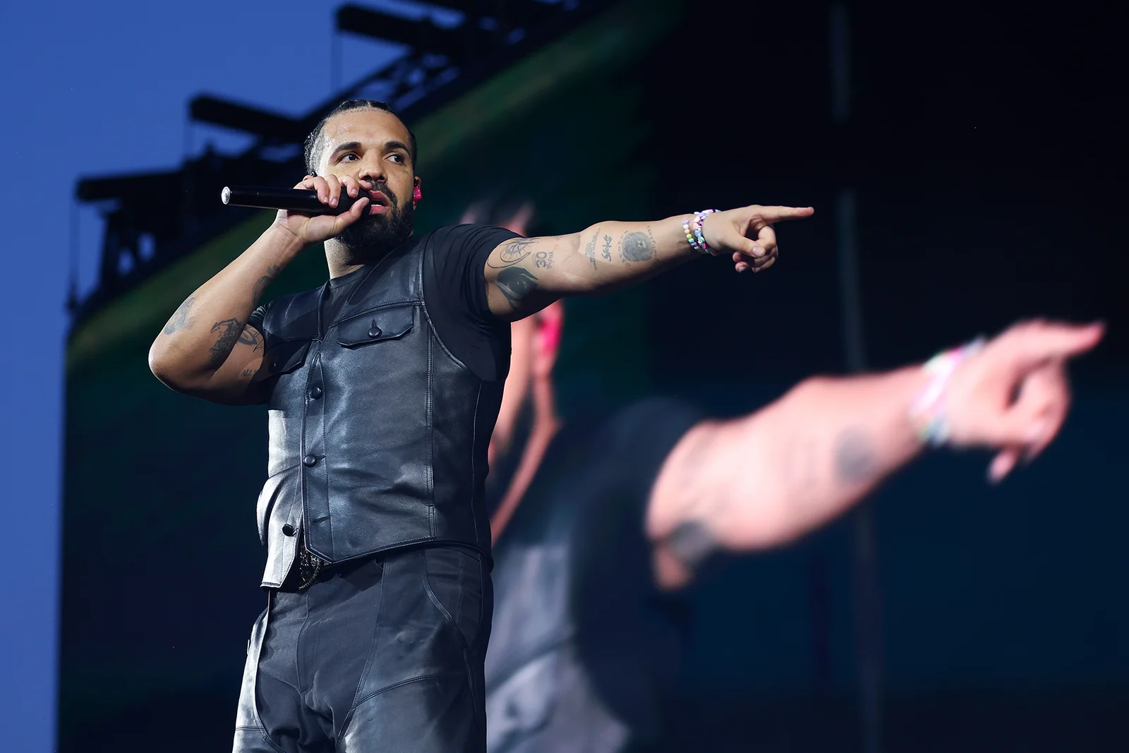 Drake écrit l'Histoire : premier artiste à truster le top 3 du Billboard 200 d'un coup
