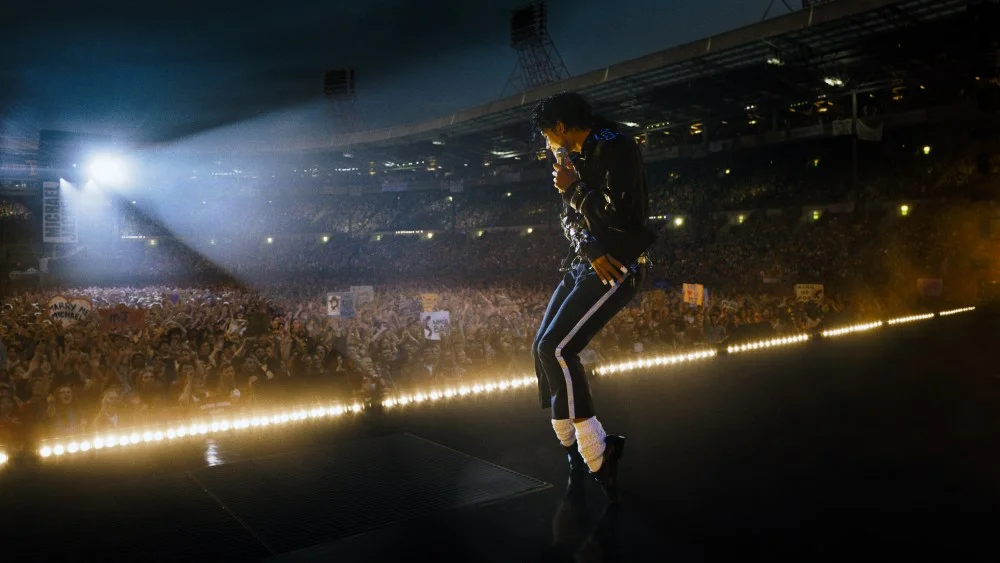 Jaafar Jackson sur scène dans le rôle de Michael Jackson, devant un stade comble