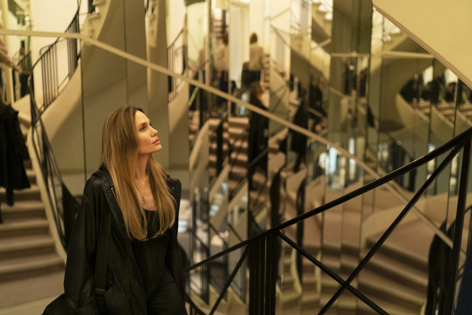 Angelina Jolie dans une scène de Couture, en intérieur baigné de lumière parisienne