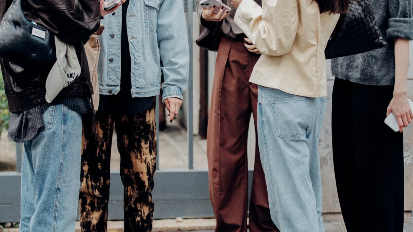 Mode 2026 : la Gen Z ressuscite le double denim et les fringues d'archives