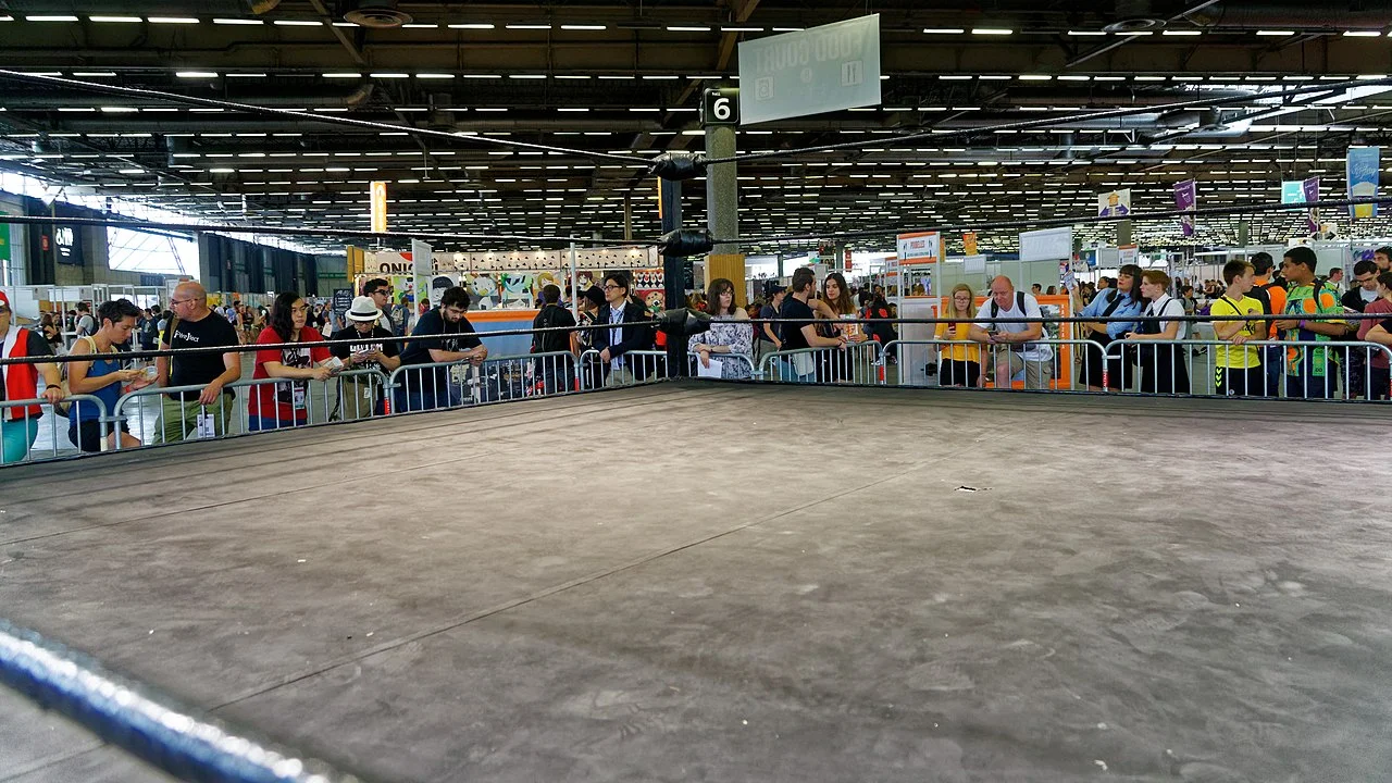 Foule de visiteurs et cosplayeurs dans une grande convention dédiée à la culture japonaise.