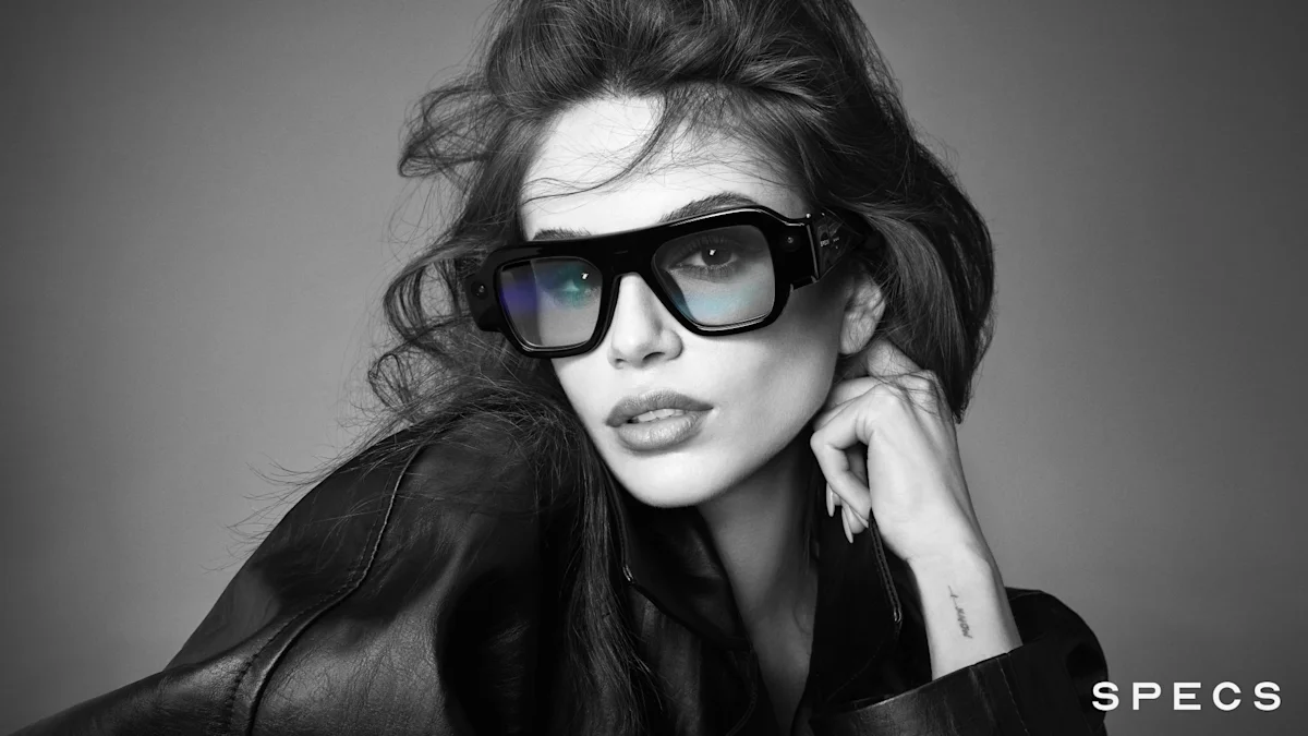 Le mannequin Kaia Gerber portant les lunettes de réalité augmentée Specs de Snap dans la campagne officielle
