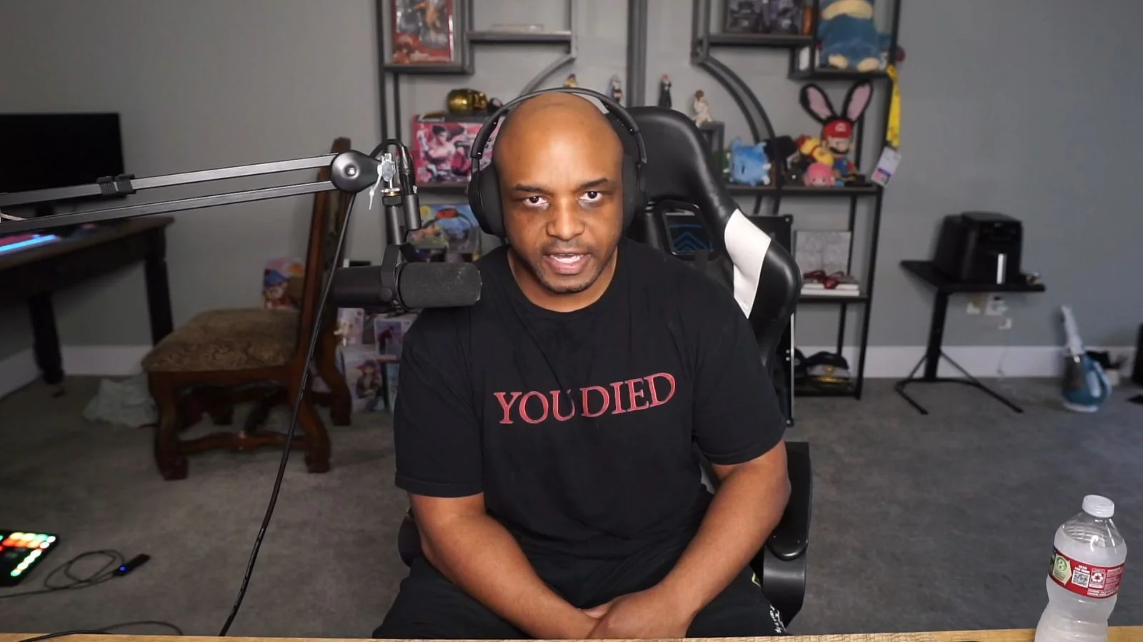 Lacari revient en stream après six mois de bannissement et craque face à la controverse