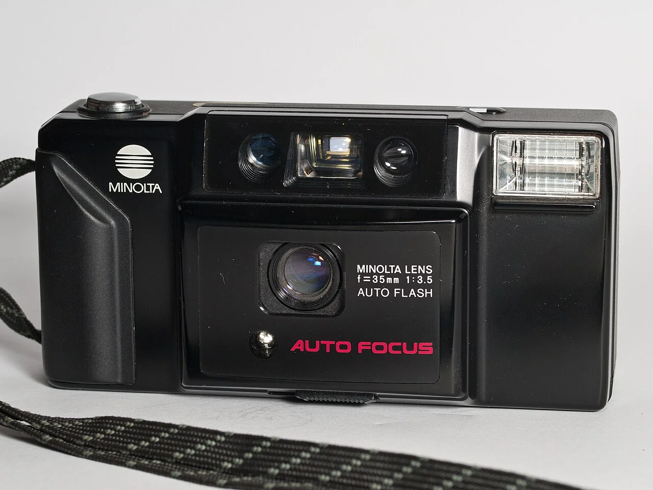 Un appareil photo argentique 35 mm reflex, symbole du revival analogique porté par la Gen Z en 2026