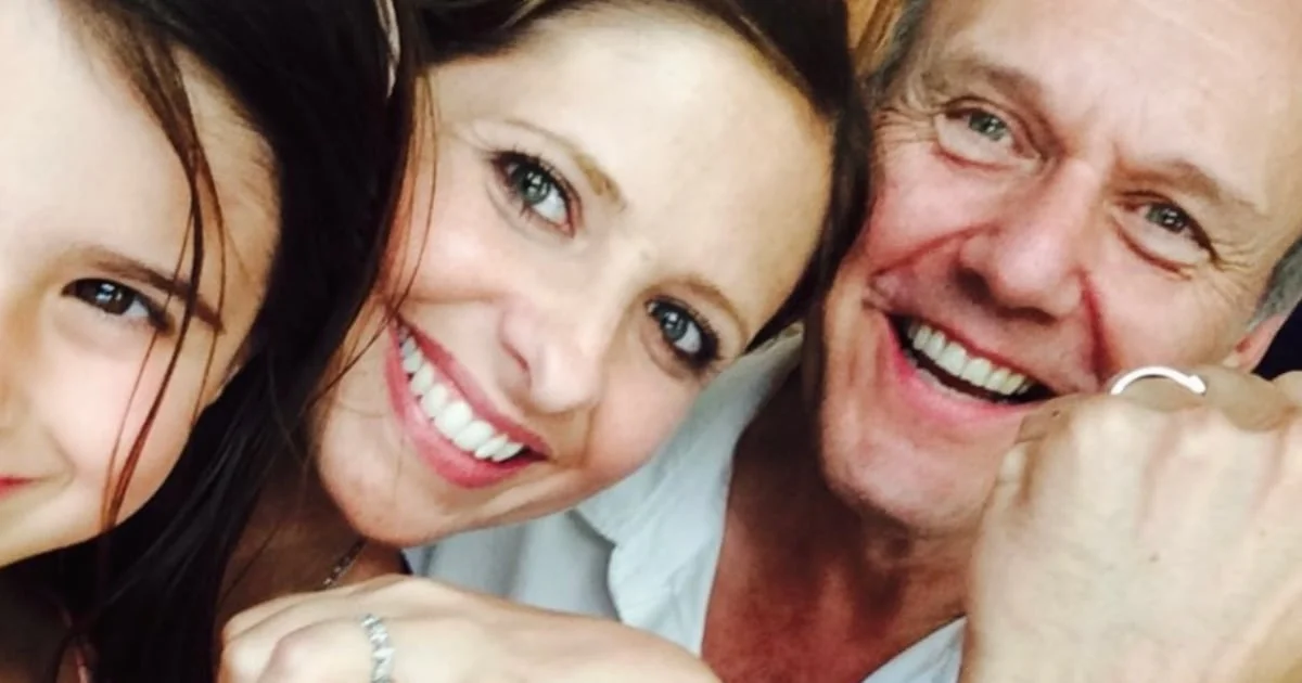 Sarah Michelle Gellar et Anthony Head souriants ensemble, photo partagée en hommage