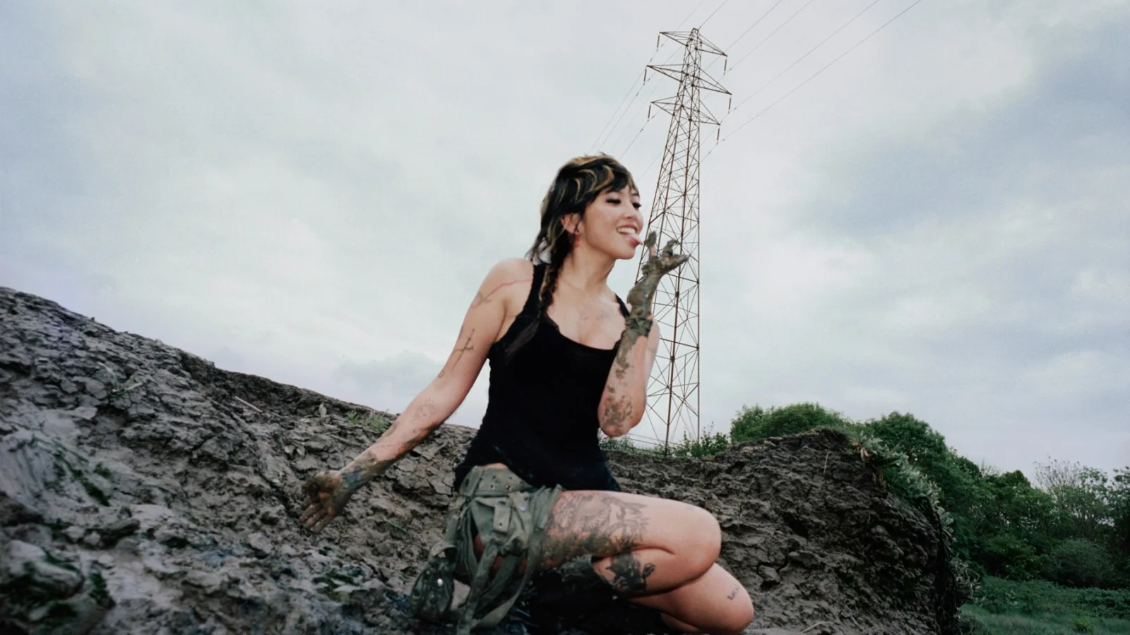 Beabadoobee dévoile « Pylon », son album le plus rock, avec Hayley Williams et Chino Moreno