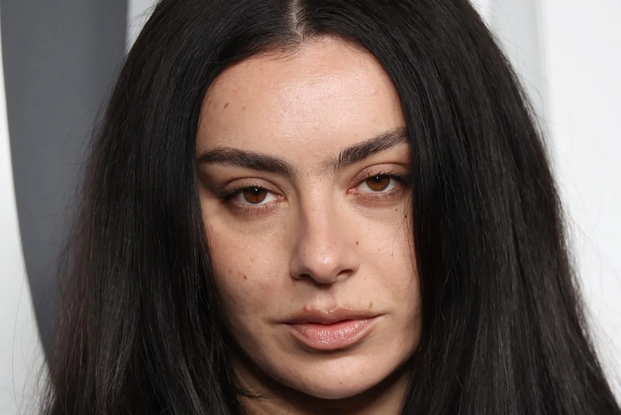 Charli XCX annonce la « Music, Fashion, Film Tour » et des billets à 20 dollars