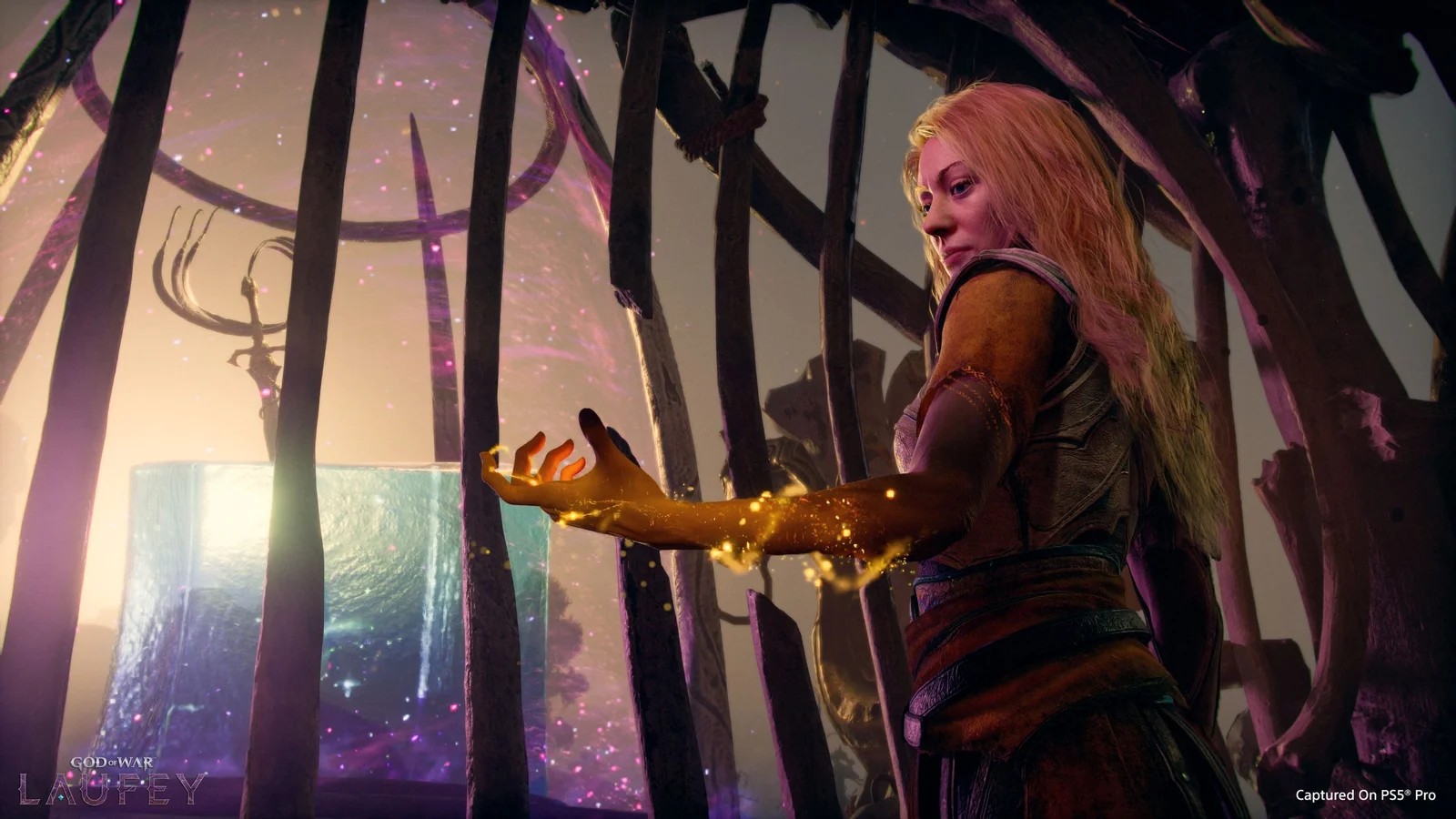 Faye accompagnée de Phranque le cube cosmique et de Rue dans l'Everywhen de God of War Laufey
