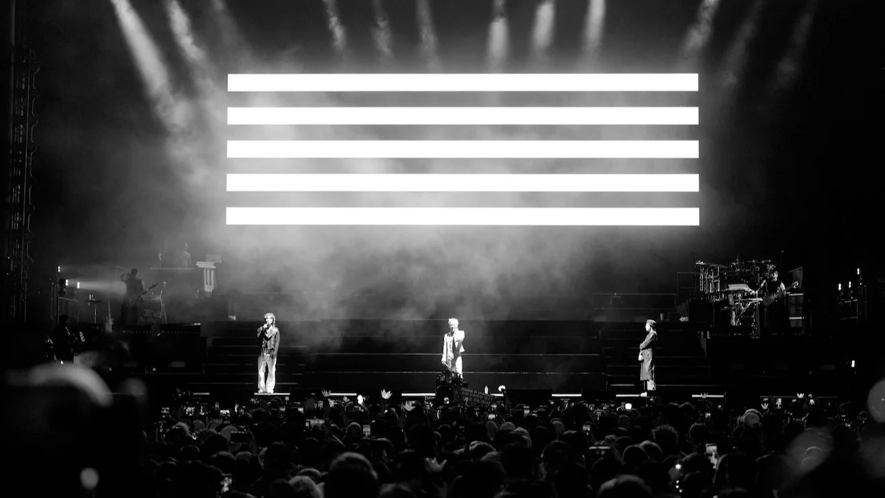 G-Dragon, Taeyang et Daesung sur scène devant le logo de BIGBANG lors de leurs retrouvailles à Coachella en avril 2026.