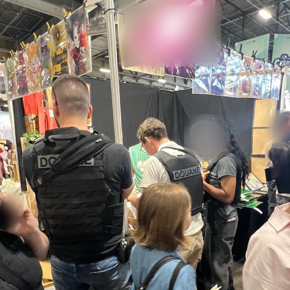 Des agents des douanes contrôlent un stand de créateur pendant la Japan Expo 2026, photo partagée sur X