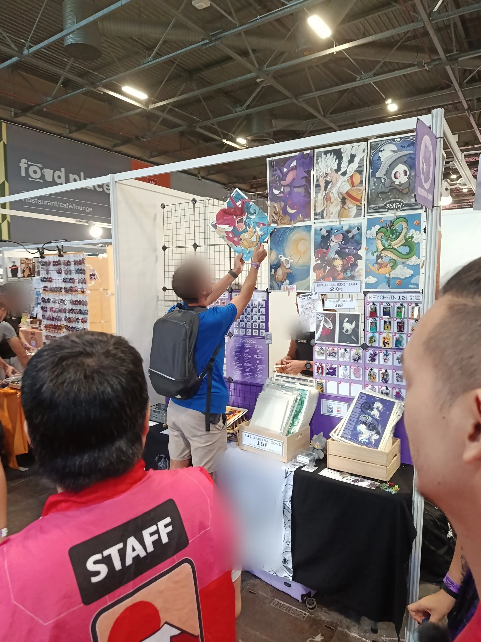 Un agent des douanes contrôle le stand d'un duo d'illustrateurs dans l'artist alley de la Japan Expo 2026
