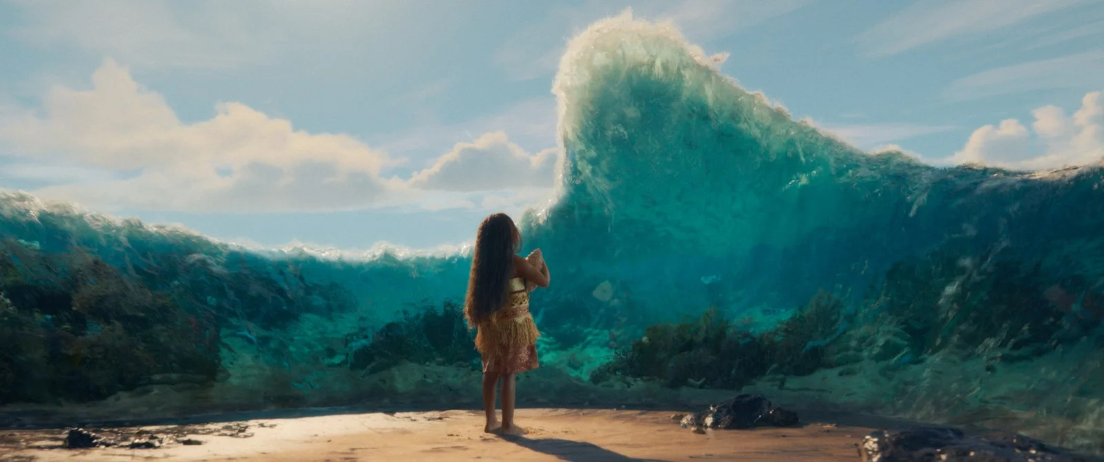 La jeune Vaiana face à une vague géante dans le remake live action de Disney