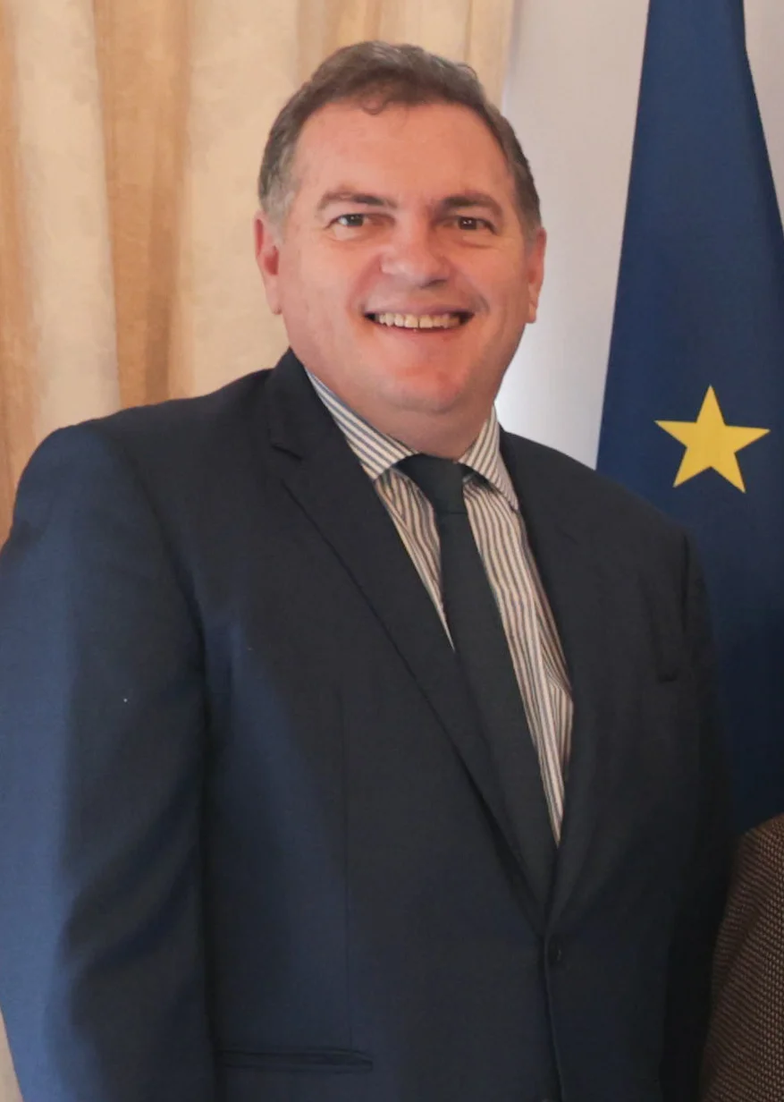 Portrait de Philippe Tabarot, ministre des Transports, devant un drapeau européen