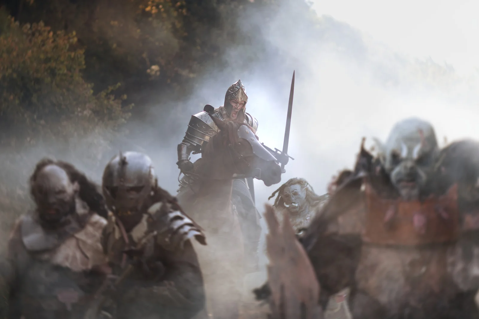 Des guerriers en armure émergent de la fumée lors du tournage à Nouaillé-Maupertuis