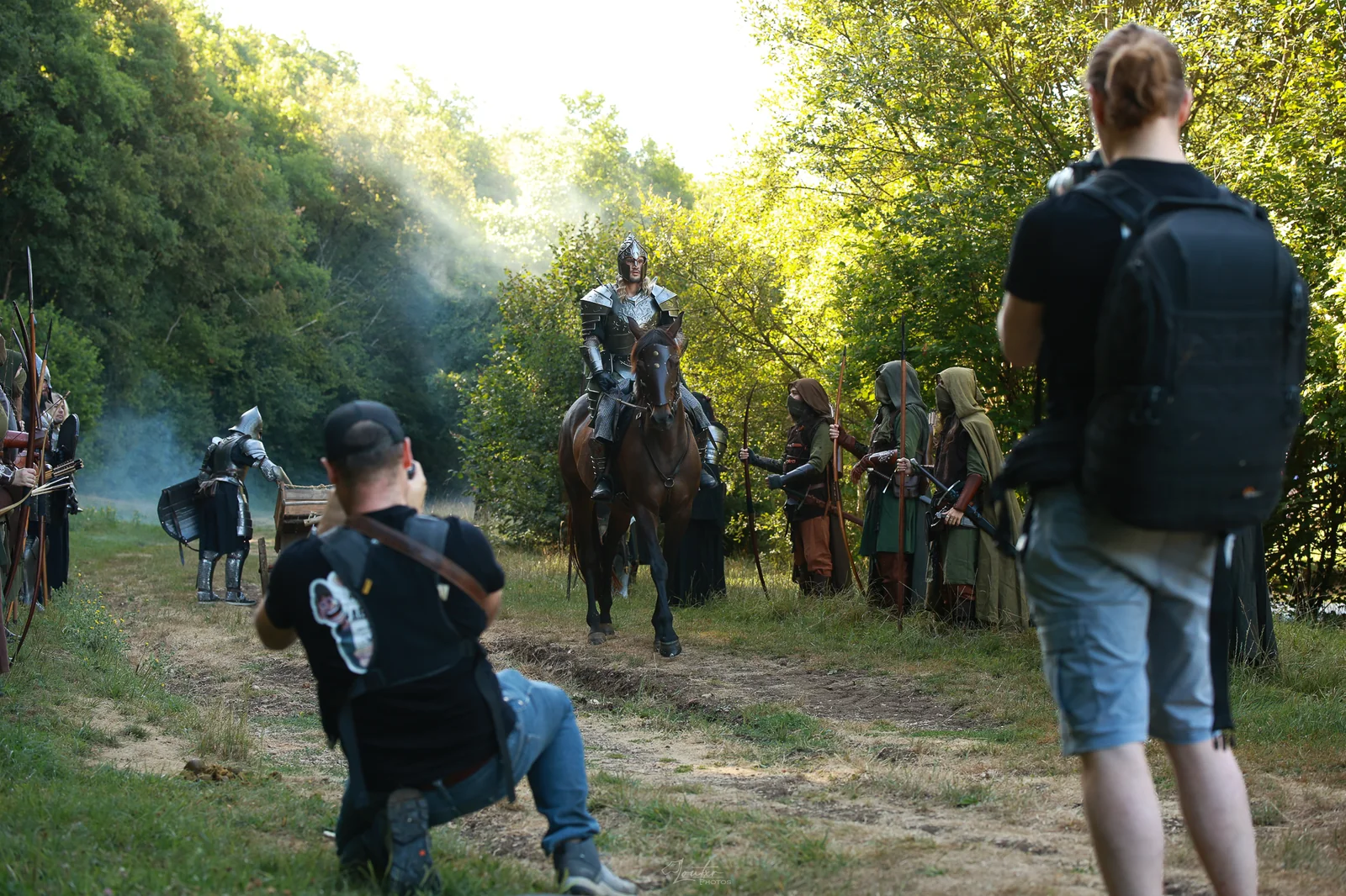 Les vidéastes filment un cavalier en armure pendant le tournage