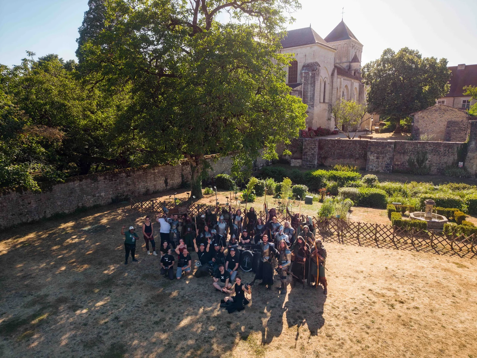 Photo de groupe des participants réunis dans la cour de l'abbaye
