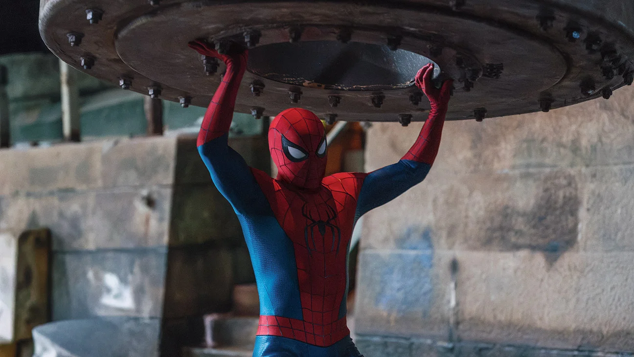 Spider-Man soulève une plaque d'acier dans une scène de Brand New Day