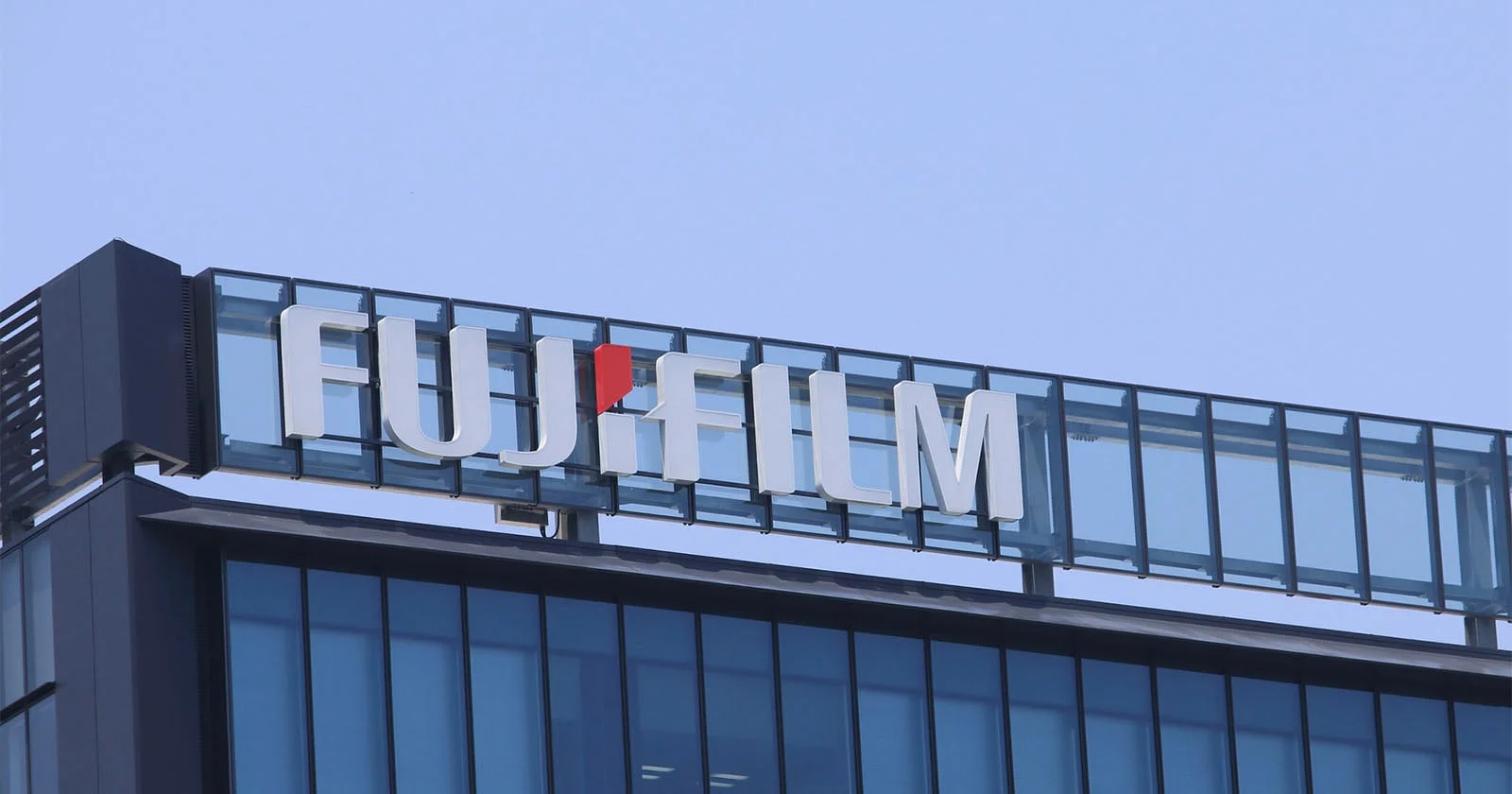 Le logo Fujifilm au sommet du siège de la marque