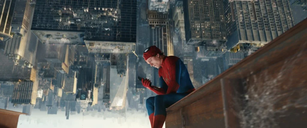 Spider-Man assis sur une poutre au-dessus de New York, consultant son téléphone, dans une scène de Brand New Day