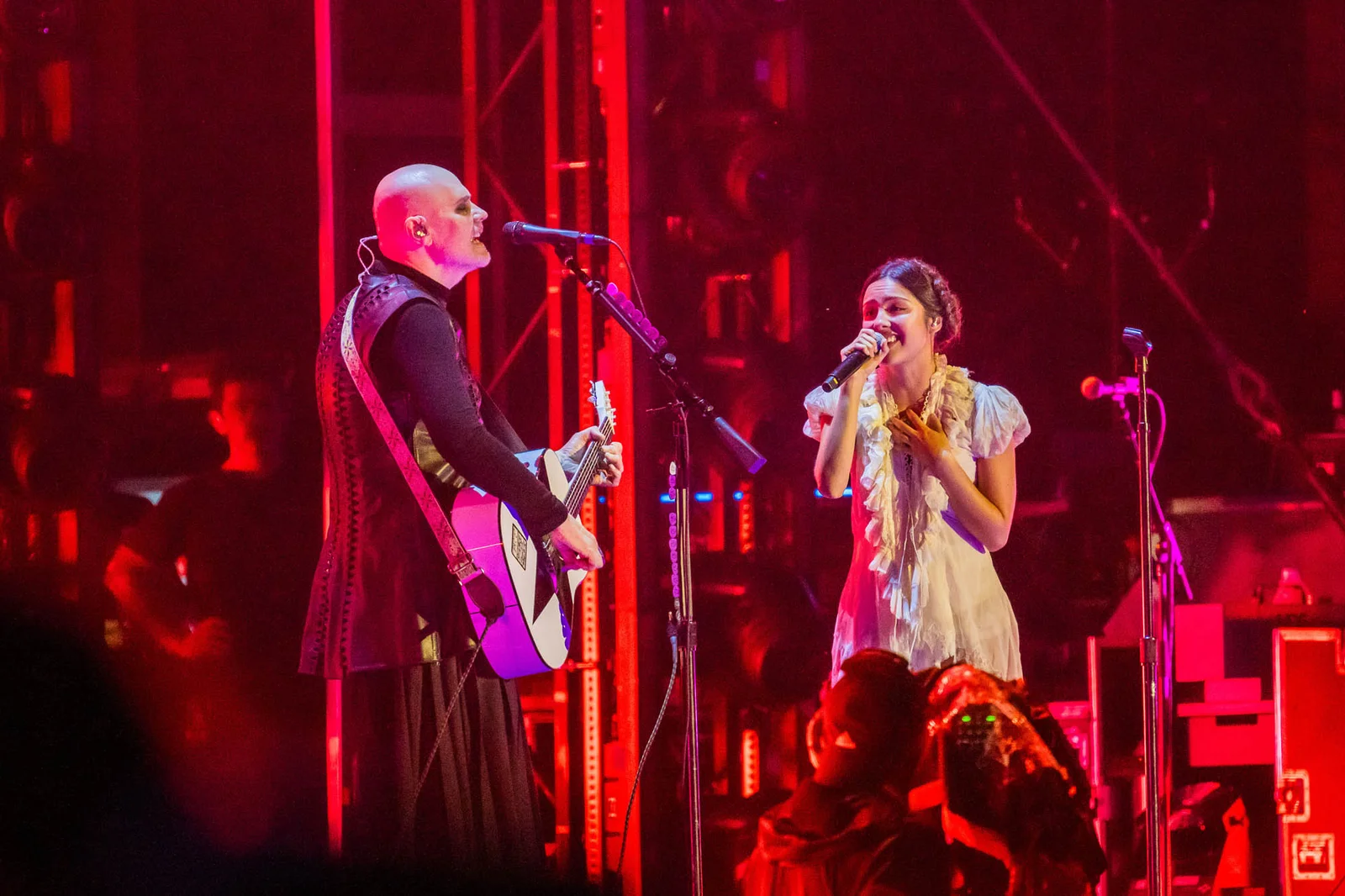 Billy Corgan et Olivia Rodrigo interprétant Thirty-Three en acoustique sur la scène du Lollapalooza 2026