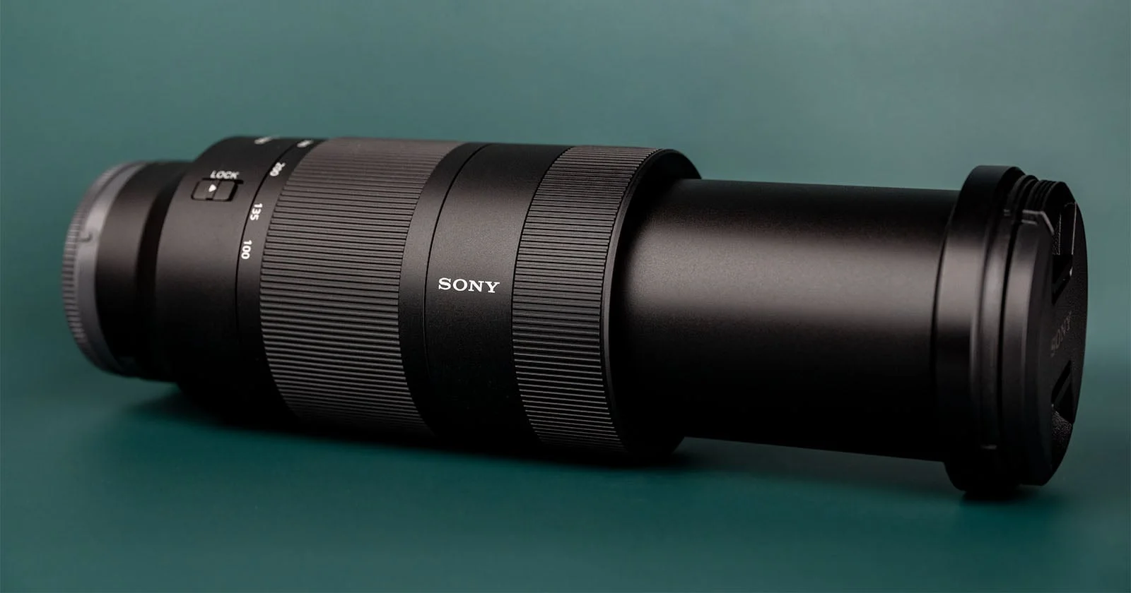Sony démocratise le super-téléobjectif : un 100-400 mm à 849 dollars et 654 grammes