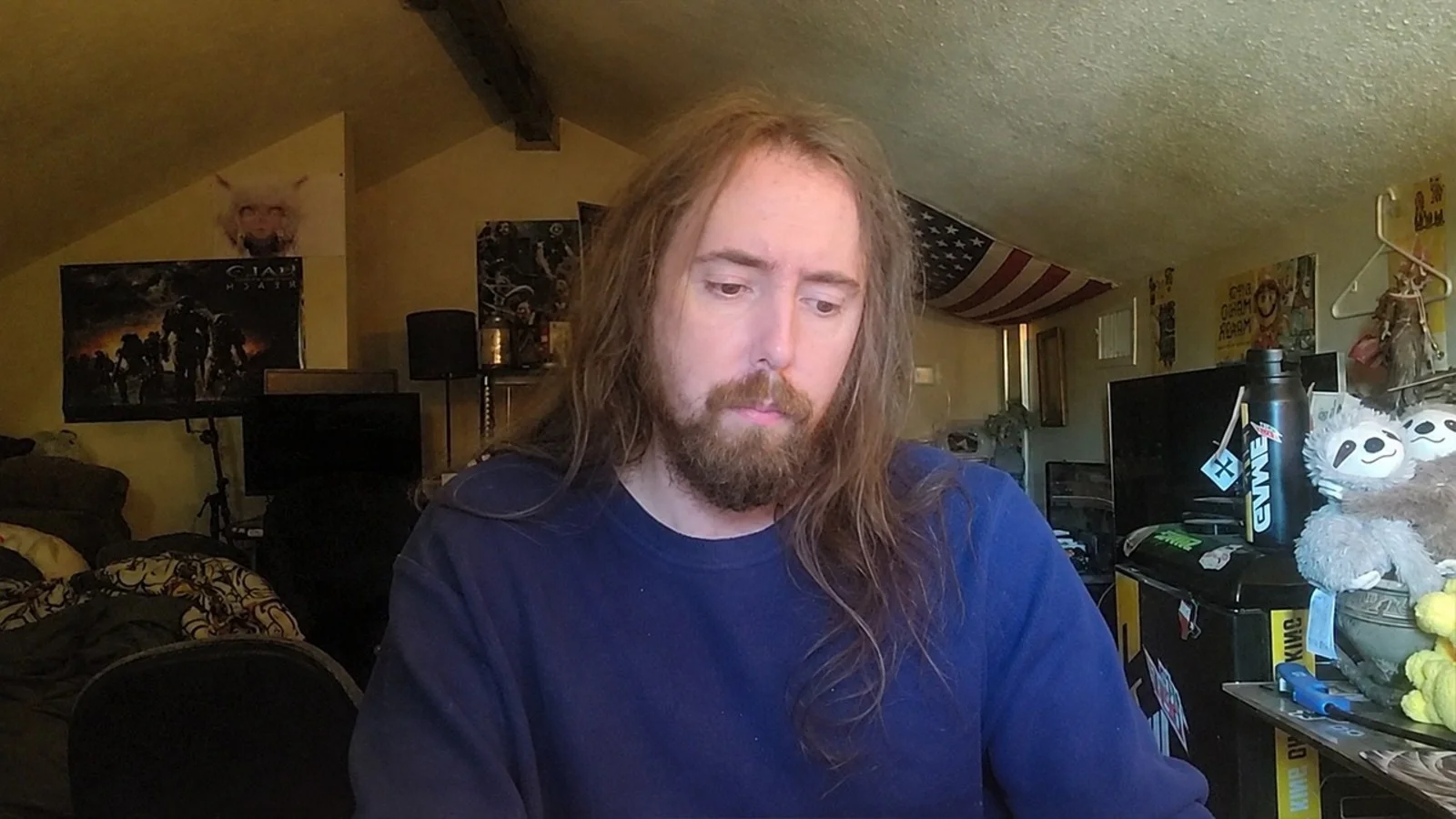 Asmongold banni deux semaines de Twitch, puis une frayeur aux urgences