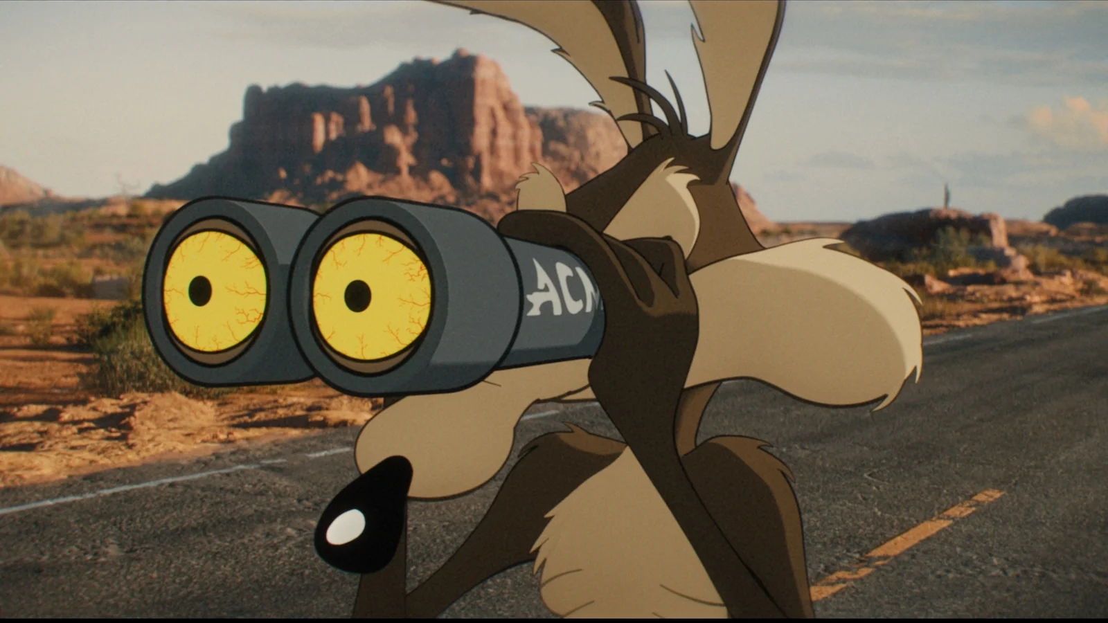 Vil Coyote scrute le désert aux jumelles Acme dans une scène de Coyote vs. Acme