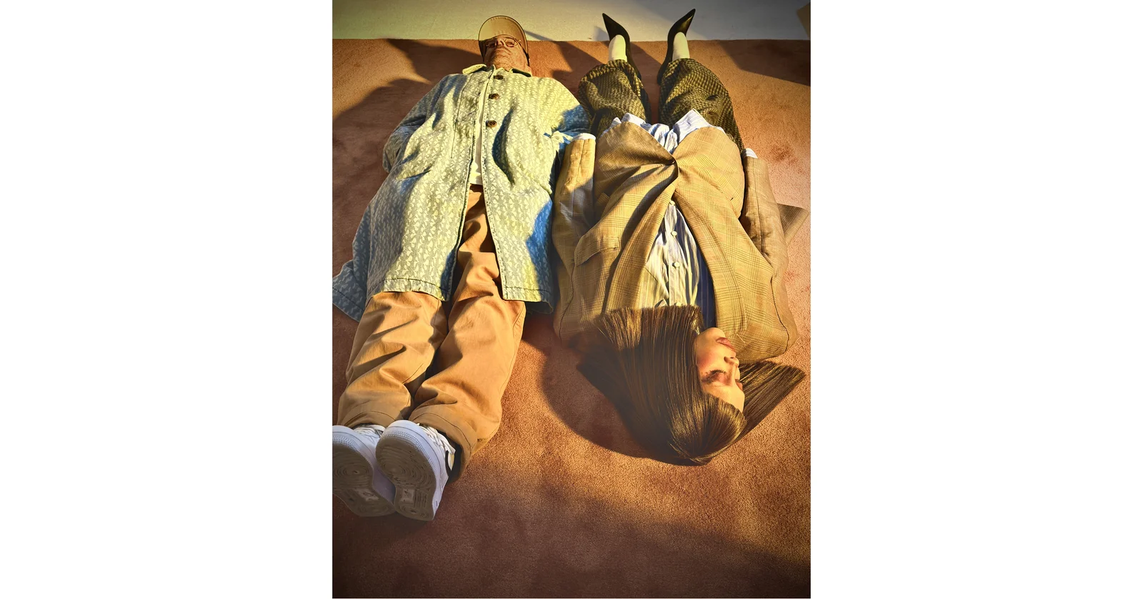 The Alchemist et Erykah Badu allongés côte à côte sur la photo officielle de l'album Before the World Blows