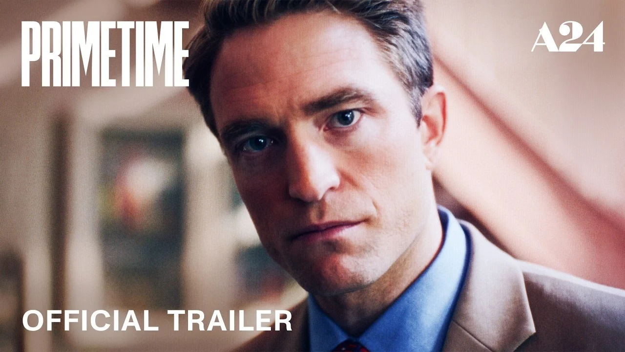 Robert Pattinson en Chris Hansen dans Primetime, costume beige et regard fixe, image extraite du trailer officiel A24