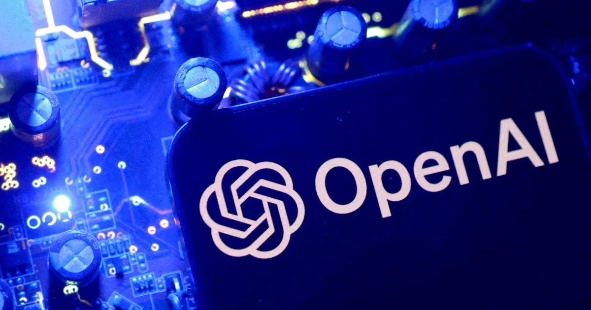 Le logo OpenAI affiché sur un smartphone posé sur une carte électronique éclairée en bleu