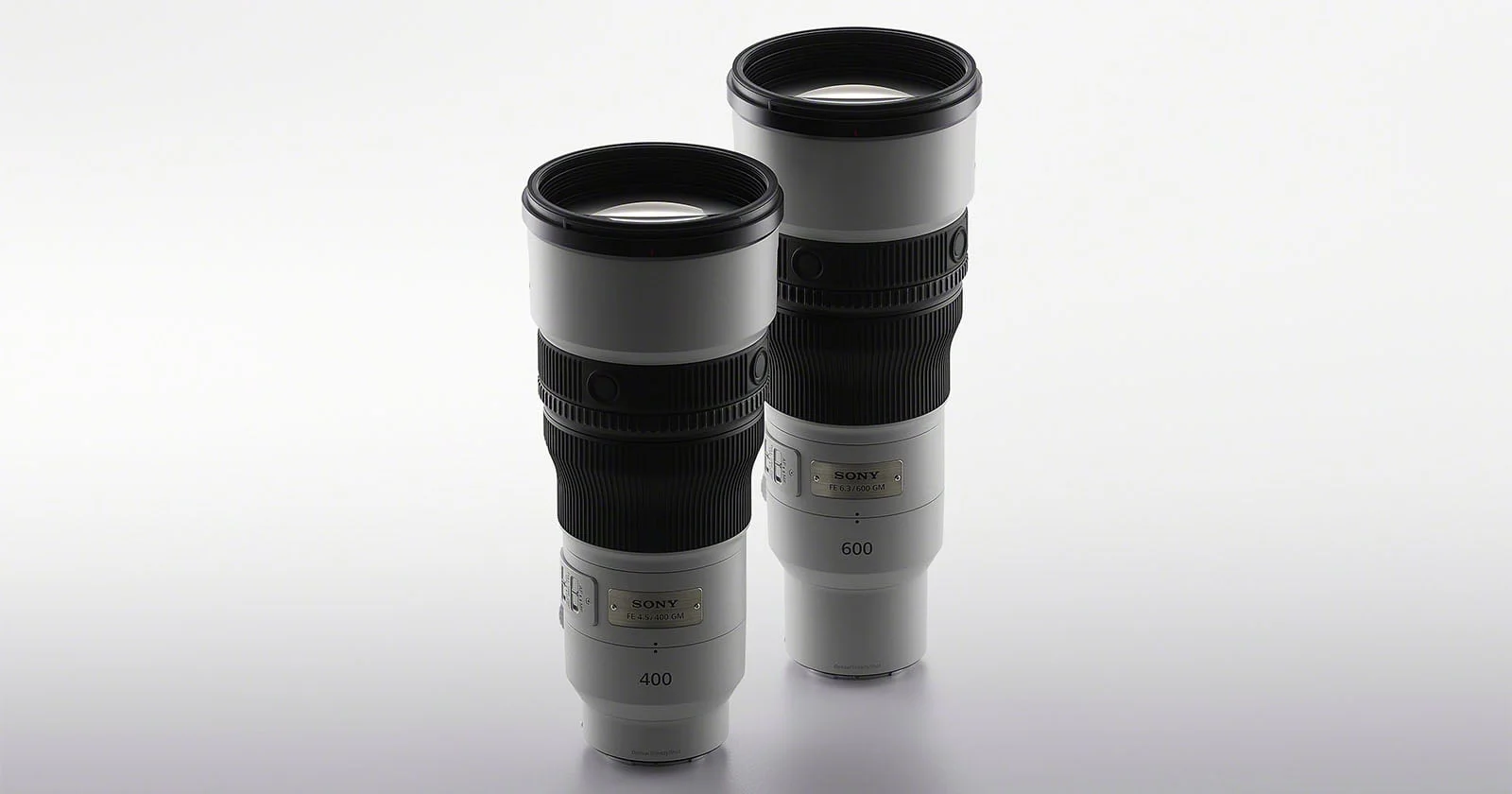 Les Sony FE 400 mm F4.5 GM OSS et FE 600 mm F6.3 GM OSS côte à côte, debout sur fond gris