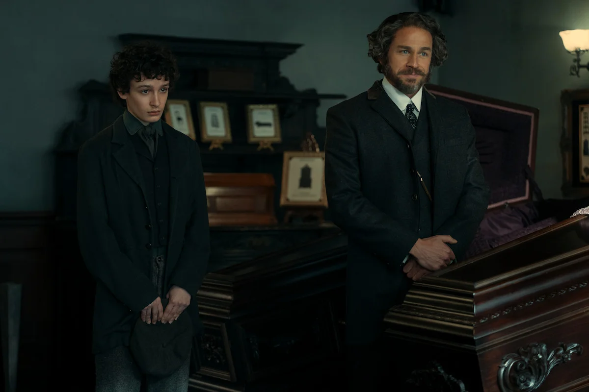 Ella Beatty en Lizzie Borden et Charlie Hunnam en Andrew Borden, debout devant un cercueil dans un salon sombre