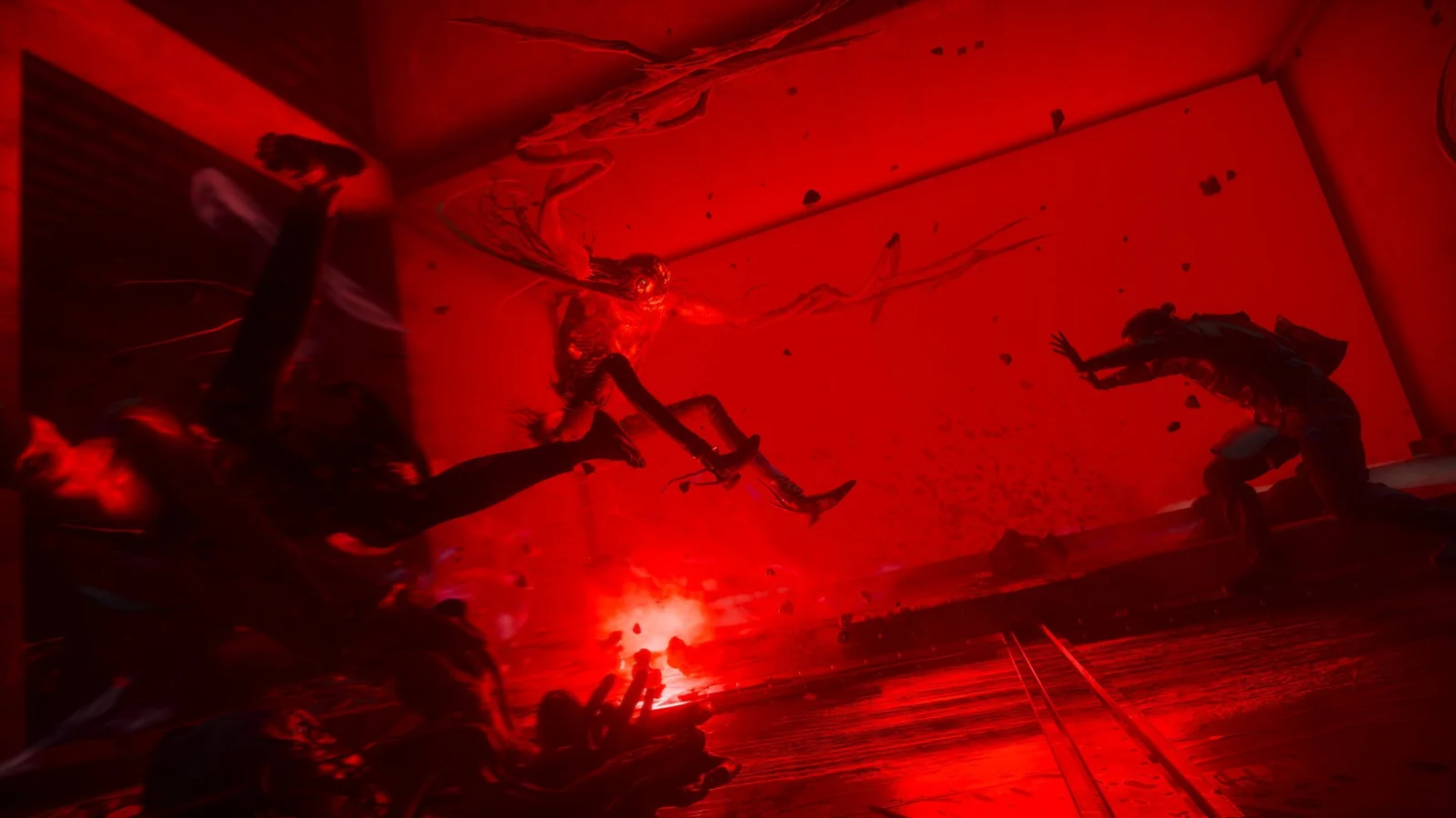 Dylan Faden en plein combat au corps-à-corps dans une pièce baignée de rouge, dans Control Resonant